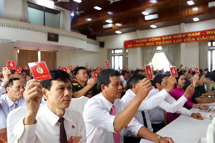 Đại hội biểu quyết thông qua toàn văn Dự thảo Nghị quyết Đại hội Đại biểu Đảng bộ huyện Đạ Huoai nhiệm kỳ 2020 - 2025
