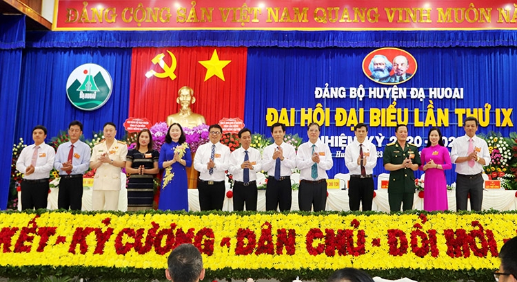Đoàn đại biểu dự Đại hội Đảng bộ tỉnh Lâm Đồng ra mặt Đại hội