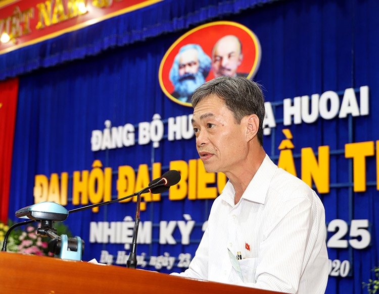 Đồng chí Trần Duy Hùng - Ủy viện BTV Tỉnh ủy, Trưởng Ban Tổ chức Tỉnh ủy báo cáo về kết quả Đại hội cơ sở và Đại hội điểm cấp trên cơ sở