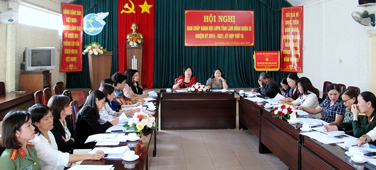 Bà Phạm Thị Mỹ Huyền - Chủ tịch Hội LHPN tỉnh chủ trì hội nghị Ban Chấp hành khóa IX, nhiệm kỳ 2016 - 2021, kỳ họp thứ 10