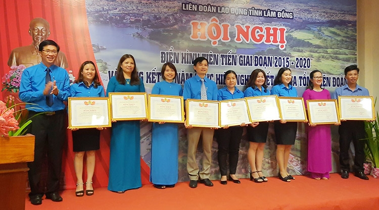 Đồng chí Lê Ngọc Phúc - Phó Chủ tịch LĐLĐ tỉnh, trao Bằng khen cho các tập thể, cá nhân xuất sắc