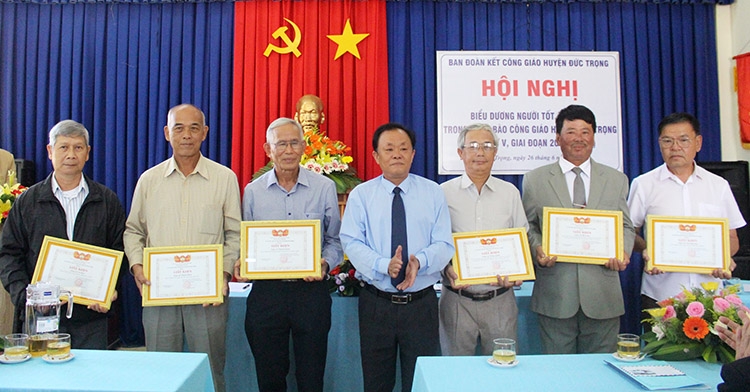 Đồng chí Lê Hồng Khánh – Phó Bí thư Thường trực Huyện ủy Đức Trọng, trao giấy khen cho các tập thể