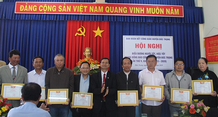Đồng chí Nguyễn Quang Minh – Chủ tịch HĐND huyện Đức Trọng, trao giấy khen cho các cá nhân