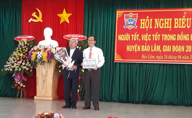 Linh mục Trần Đức Thành, Trưởng Ban đoàn kết Công giáo huyện Bảo Lâm đã trao tặng Quỹ vì người nghèo của Huyện Bảo Lâm số tiền 40 triệu đồng