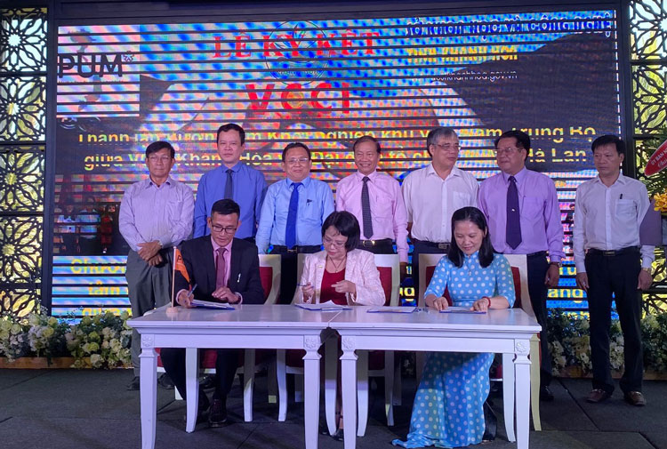 Chứng kiến đại diện Tổ chức PUM, VCCI Khánh Hòa và Sở KHCN tỉnh Khánh Hòa ký kết chương trình phối hợp Đề án thành lập và vận hành Trung tâm hỗ trợ khởi nghiệp