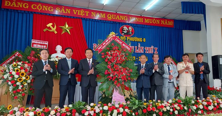 Chủ tịch UBND thành phố Đà Lạt và lãnh đạo các phòng, ban thành phố tặng hoa chúc mừng Đại hội