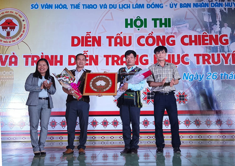 Trao biểu trưng luân lưu cho huyện Đơn Dương – đơn vị đăng cai Ngày hội Văn hoá - Thể thao vùng đồng bào dân tộc thiểu số tỉnh Lâm Đồng lần thứ IV - 2021