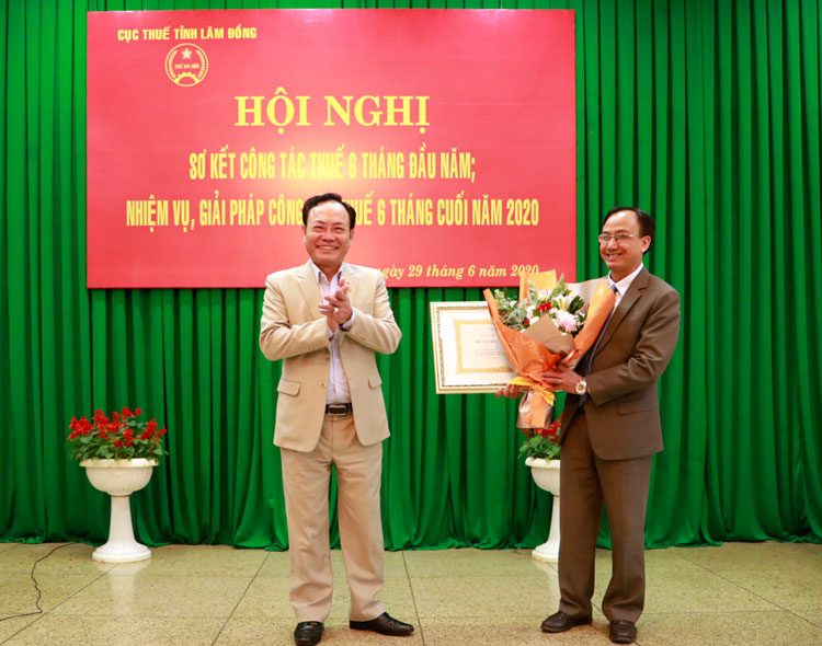 Phó Chủ tịch UBND tỉnh Lâm Đồng Nguyễn Văn Yên trao Huân chương Lao động hạng Nhì của Chủ tịch nước cho đồng chí Trần Phương