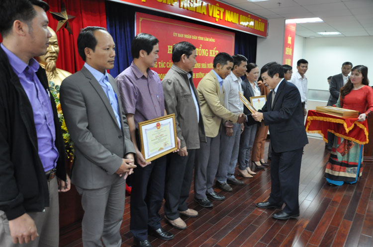 Chủ tịch UBND tỉnh Đoàn Văn Việt trao bằng khen cho các tập thể có thành tích