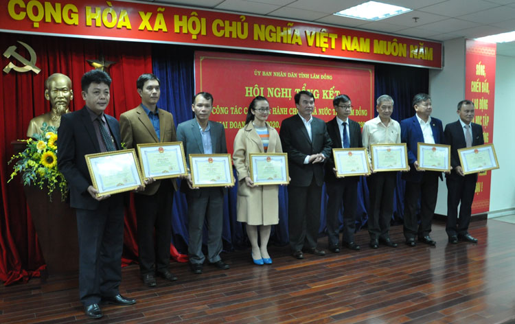 Phó Chủ tịch UBND tỉnh Phạm S trao bằng khen cho các cá nhân có thành tích