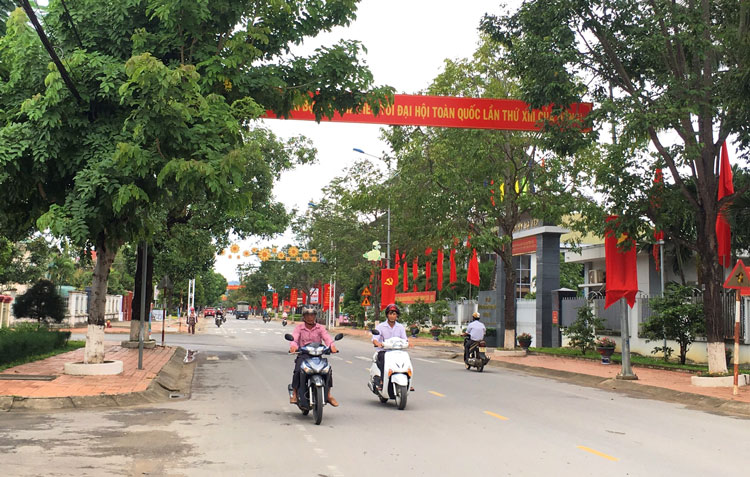 Đường phố trung tâm huyện Đạ Tẻh rực rỡ sắc màu chào mừng Đại hội Đảng bộ huyện nhiệm kỳ 2020 – 2025 (Ảnh: Trương Thái Anh Quốc)