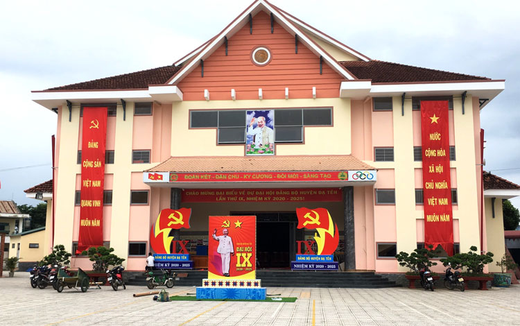 Trung tâm Văn hóa Thông tin và Thể thao huyện Đạ Tẻh, nơi diễn ra Đại hội Đảng bộ huyện được trang trí trang trọng (Ảnh: Trương Thái Anh Quốc)