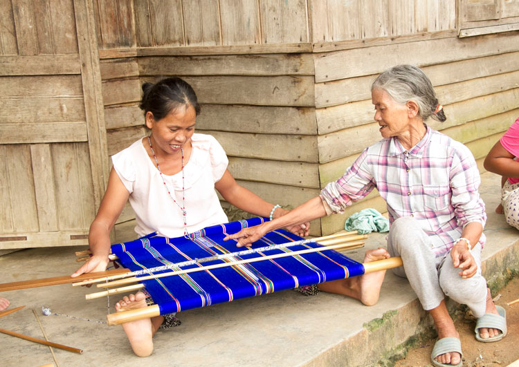 Dệt thổ cẩm là nghề truyền thống có từ lâu đời ở Đạ Long