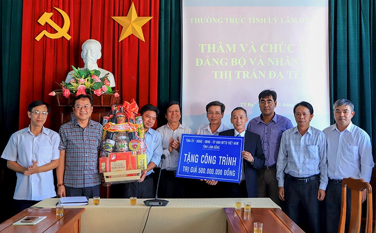 Đồng chí Trần Văn Hiệp - Phó Bí thư Tỉnh ủy thay mặt lãnh đạo tỉnh tặng công trình 500 triệu đồng cho Đảng bộ, chính quyền và Nhân dân huyện Đạ Tẻh