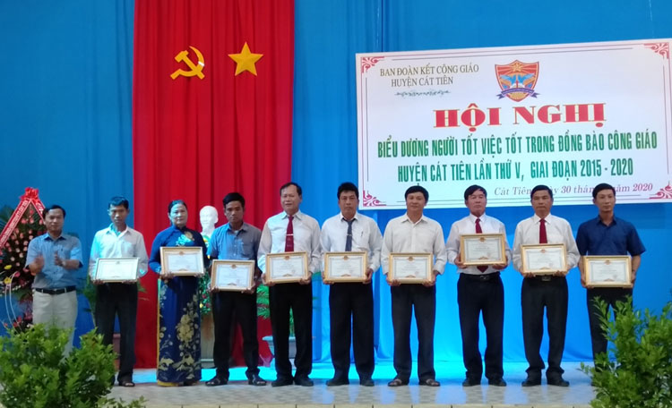 Lãnh đạo huyện Cát Tiên khen thưởng các tâp thể có thành tích xuất sắc trong đồng bào Công giáo trên địa bàn huyện giai đoạn 2015 – 2020