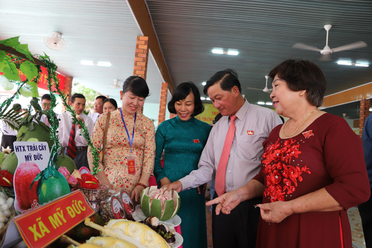 Lãnh đạo tỉnh tham quan các gian hàng đặc sản trưng bày tại Đại hội