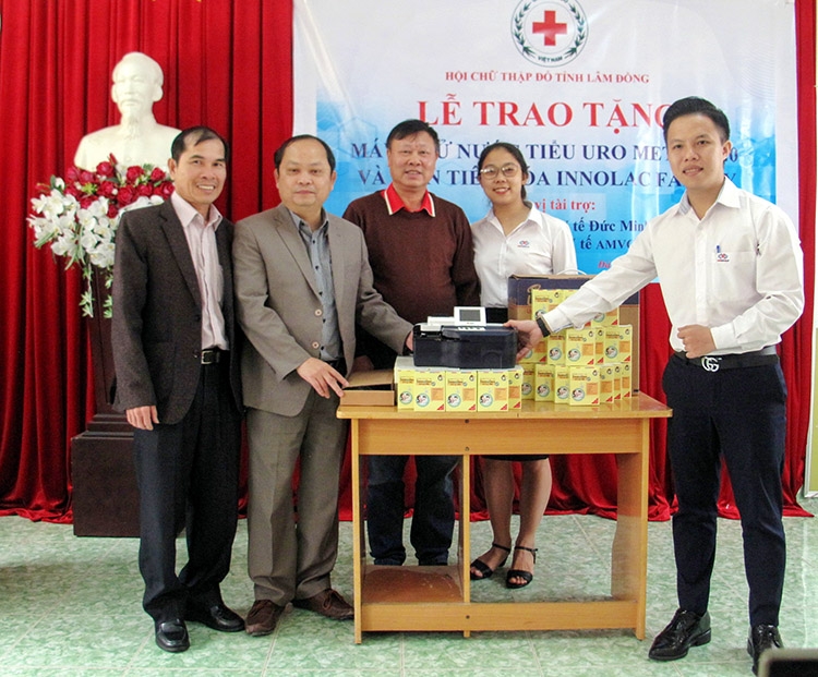 Hội CTĐ tỉnh và Bệnh viện Đa khoa Lâm Đồng tiếp nhận thiết bị y tế từ nhà tài trợ