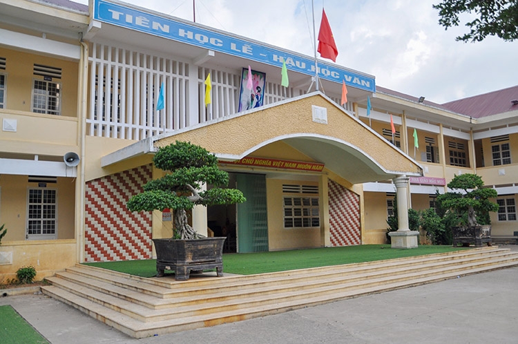Hầu hết các trường tiểu học trên địa bàn Đức Trọng đều được xây mới khang trang (Trong ảnh Trường Tiểu học K’Long - Đức Trọng)