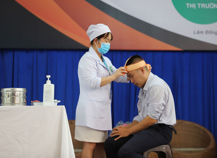 Trường Cao đẳng Y tế Lâm Đồng thực hành kỹ năng băng vết thương đầu