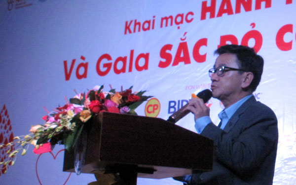 Ông Phan Văn Đa - Phó Chủ tịch UBND tỉnh, Trưởng BCĐ vận động HMTN tỉnh Lâm Đồng phát biểu khai mạc chương trình Hành trình Đỏ Lâm Đồng