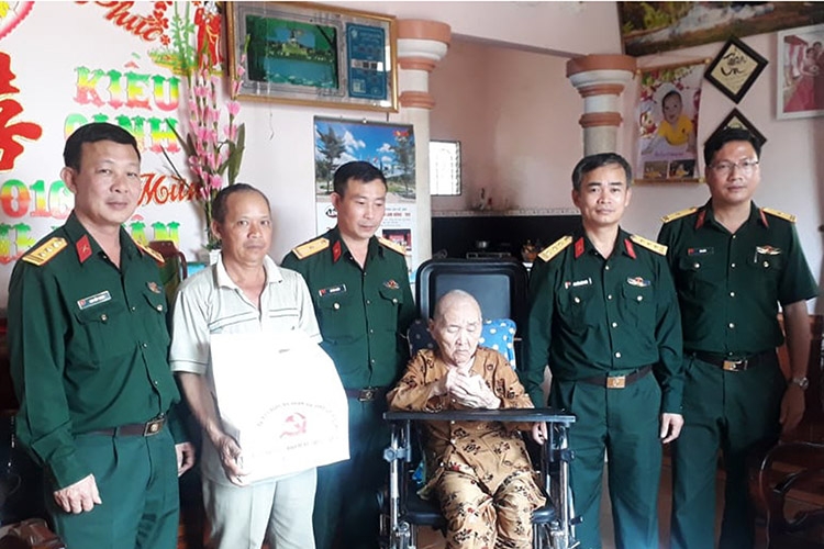 Bộ Chỉ huy Quân sự tỉnh thăm, tặng quà Mẹ Việt Nam Anh hùng