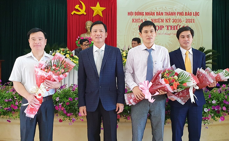 Ông Đoàn Kim Đình - Chủ tịch UBND thành phố Bảo Lộc tặng hoa chúc mừng các tân Ủy viên UBND thành phố Bảo Lộc 