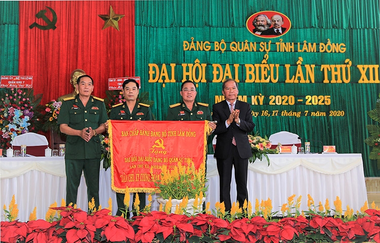 Bí thư Tỉnh ủy Nguyễn Xuân Tiến thay mặt Ban Chấp hành Đảng bộ tỉnh tặng Đại hội bức trướng với dòng chữ “Dân chủ, kỷ cương, đoàn kết, đổi mới, sáng tạo”