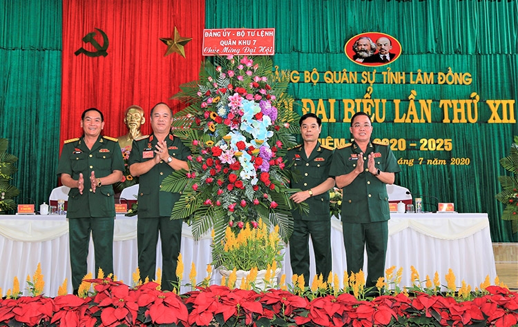 Thiếu tướng Du Trường Giang - Phó Tư lệnh Quân khu 7 tặng hoa chúc mừng Đại hội