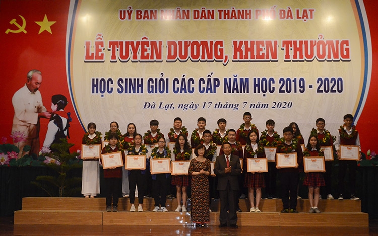 Bà Huỳnh Thị Thanh Xuân - Ủy viên Ban Thường vụ Tỉnh ủy, Bí thư Thành ủy và ông Tôn Thiện San - Chủ tịch UBND thành phố Đà Lạt trao vòng nguyệt quế và giấy khen cho học sinh giỏi quốc gia