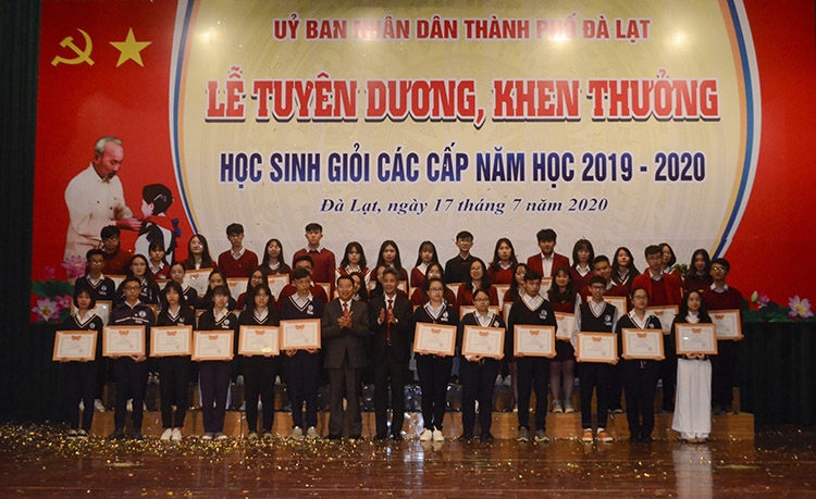 Ông Tôn Thiện San - Chủ tịch UBND thành phố và ông Trần Đức Minh - Trưởng Phòng GDĐT thành phố Đà Lạt trao giấy khen cho học sinh giỏi cấp tỉnh