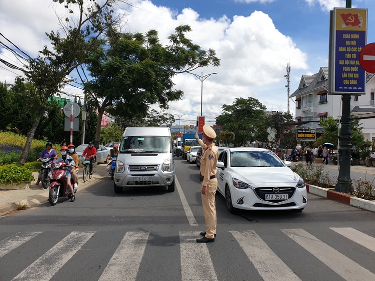 CSGT Đà Lạt căng mình điều tiết giao thông mùa du lịch