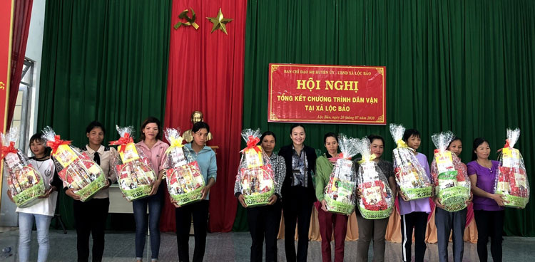 Hội Phụ nữ huyện Bảo Lâm tặng quà cho các hội viên tích cực tham gia các hoạt động phong trào thi đua