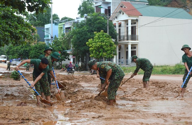 Cán bộ, chiến sỹ Bộ Chỉ huy Quân sự tỉnh Hà Giang giúp nhân dân khẩn trương khắc phục mưa lũ