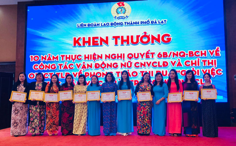 Đồng chí Đinh Thị Thùy Dương – Phó Chủ tịch LĐLĐ TP Đà Lạt, trao giấy khen cho các tập thể đạt thành tích xuất sắc trong thực hiện Nghị quyết 6b/NQ-TLĐ