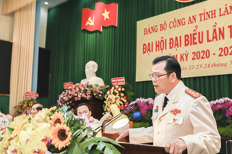 Đại tá Lê Vinh Quy - Bí thư Đảng uỷ, Giám đốc Công an tỉnh tiếp thu ý kiến chỉ đạo của lãnh đạo Bộ Công an và lãnh đạo tỉnh Lâm Đồng