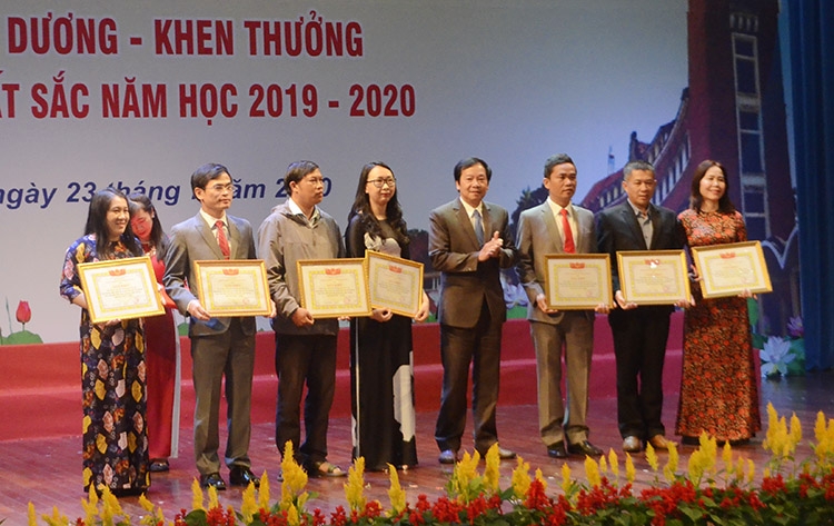 Tuyên dương - khen thưởng 83 học sinh xuất sắc năm học 2019 - 2020