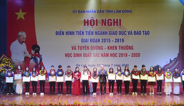 Khen thưởng học sinh giỏi cấp tỉnh