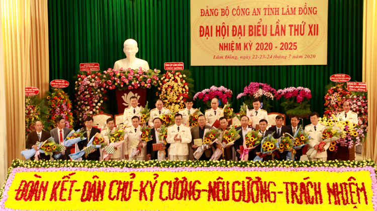 Tặng quà chia tay Ban Chấp hành khoá cũ