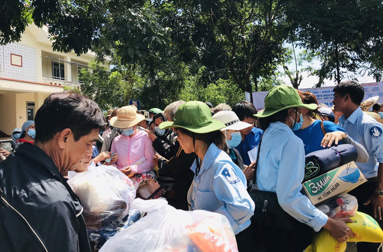 Trao quà cho người dân có hoàn cảnh khó khăn