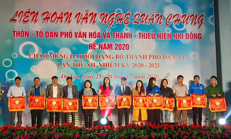 Ban tổ chức tặng hoa và cờ cho các đơn vị tham gia Liên hoan