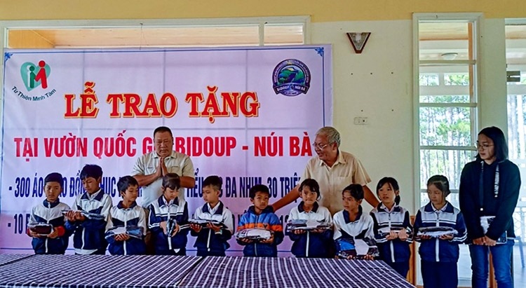 Trao tặng đồng phục học sinh và đèn năng lượng tại VQG Bidoup - Núi Bà