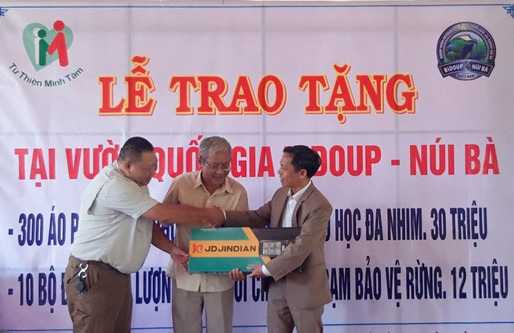 Trao đèn sử dụng năng lượng mặt trời cho đại diện VQG Bidoup - Núi Bà