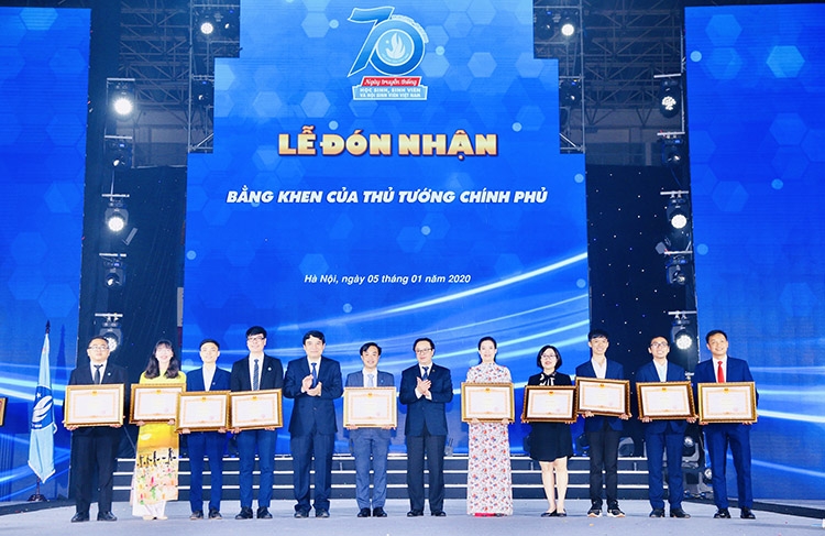 Đại diện Hội Sinh viên Trường Đại học Đà Lạt (ngoài cùng bên phải) nhận Bằng khen của Thủ tướng Chính phủ vì đã có thành tích trong công tác, góp phần vào sự nghiệp xây dựng chủ nghĩa xã hội và bảo vệ Tổ quốc