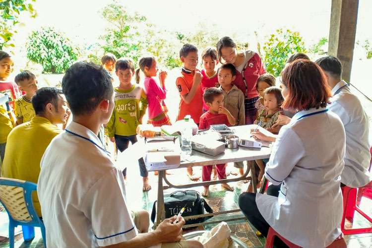  Cả ngày và đêm, cán bộ y tế vào nằm vùng tổ chức chiến dịch tiêm vắc xin phòng bệnh cho toàn dân vùng nguy cơ cao