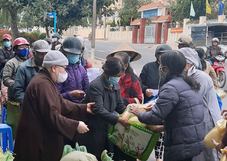Ban từ thiện Ni viện Tuệ Quang trao quà hỗ trợ cho người có hoàn cảnh khó khăn.
