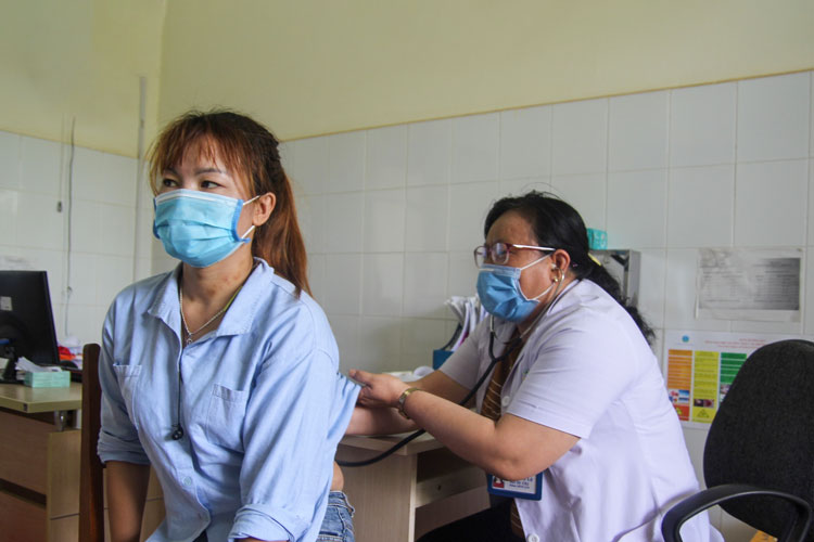 Người dân khám, chữa bệnh tại TTYT huyện Lâm Hà (ảnh chụp tháng 6/2020)