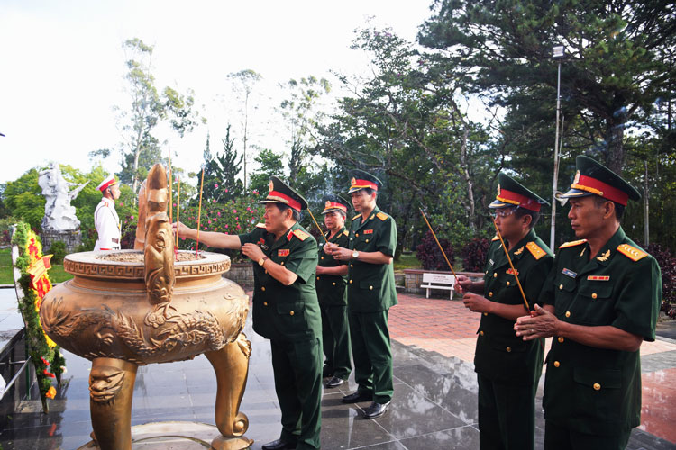 Đại biểu dâng hoa và thắp hương lên Đài tưởng niệm