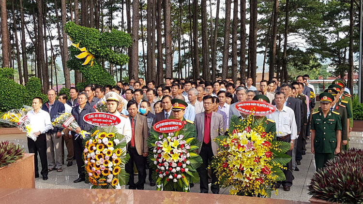 Các đồng chí lãnh đạo huyện Di Linh dâng hoa, dâng hương tưởng niệm các anh hùng liệt sĩ đã hi sinh vì sự nghiệp giải phóng dân tộc, xây dựng và bảo vệ Tổ quốc