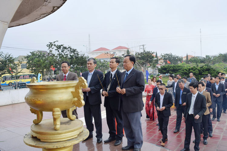 Đoàn đại biểu lãnh đạo Huyện ủy, HĐND, UBND, Ủy ban MTTQ Việt Nam huyện Đức Trọng thành kính dâng hương