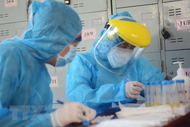 Các nhân viên y tế làm xét nghiệm SARS-CoV-2
